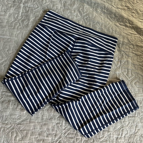 🩷ATHLETA NAVY BLUE WHITE STRIPE WORKOUT LOUNGE CAPRI LEGGINGS SIZE MEDIUM GYM - Picture 4 of 6